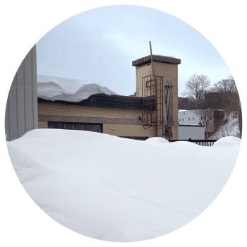 Toiture enneigée après une tempête de neige Toiture enneigée après une tempête de neige
